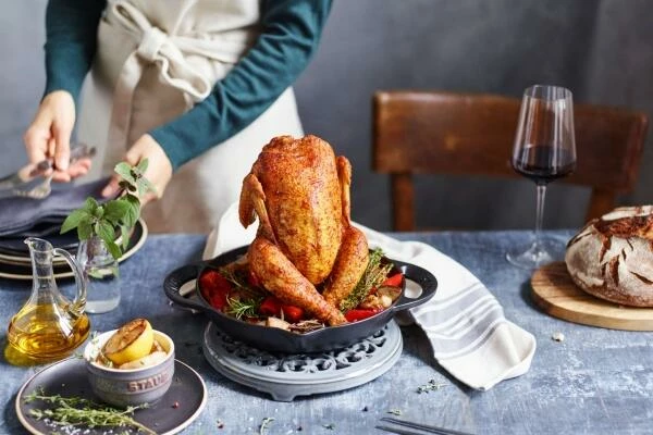 Staub Hähnchenbräter Aus Gusseisen In Schwarz 24 Cm – Bild 2